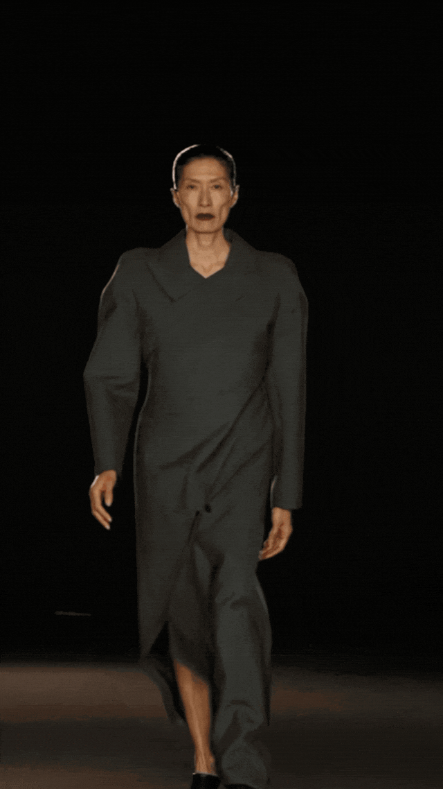 "Nàng dâu nhà Givenchy" phiên bản trung niên mới: 52 tuổi "khởi động" lại đời mình và bùng nổ thành siêu mẫu hạng A- Ảnh 6. "Nàng dâu nhà Givenchy" phiên bản trung niên mới: 52 tuổi "khởi động" lại đời mình và bùng nổ thành siêu mẫu hạng A- Ảnh 6.