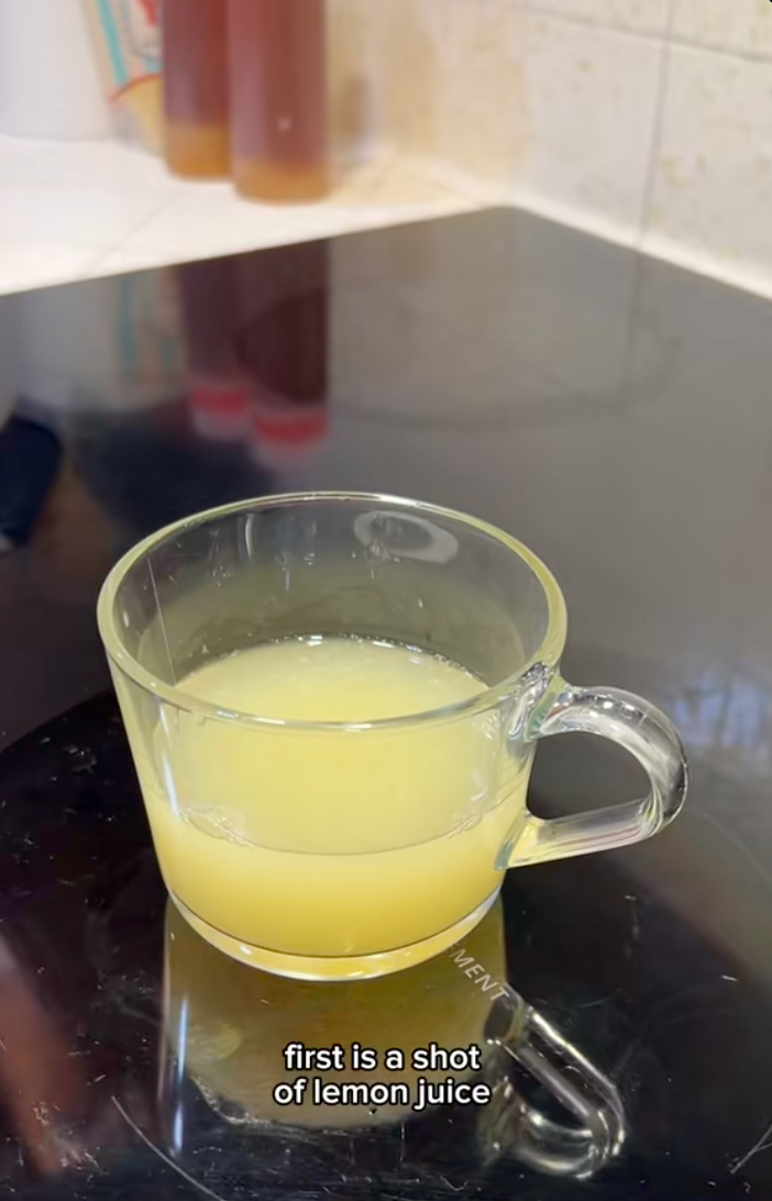 Mê mẩn làn da tuổi U70 của mẹ tôi: Bí quyết được cất trong tủ lạnh, sáng nào bà cũng mang ra dùng- Ảnh 8.