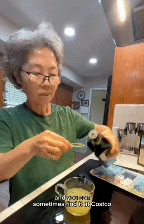 Mê mẩn làn da tuổi U70 của mẹ tôi: Bí quyết được cất trong tủ lạnh, sáng nào bà cũng mang ra dùng- Ảnh 9.