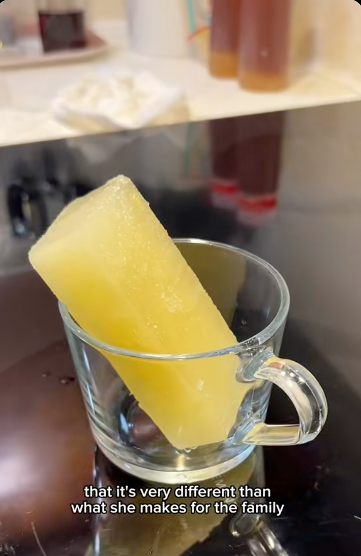 Mê mẩn làn da tuổi U70 của mẹ tôi: Bí quyết được cất trong tủ lạnh, sáng nào bà cũng mang ra dùng- Ảnh 7.