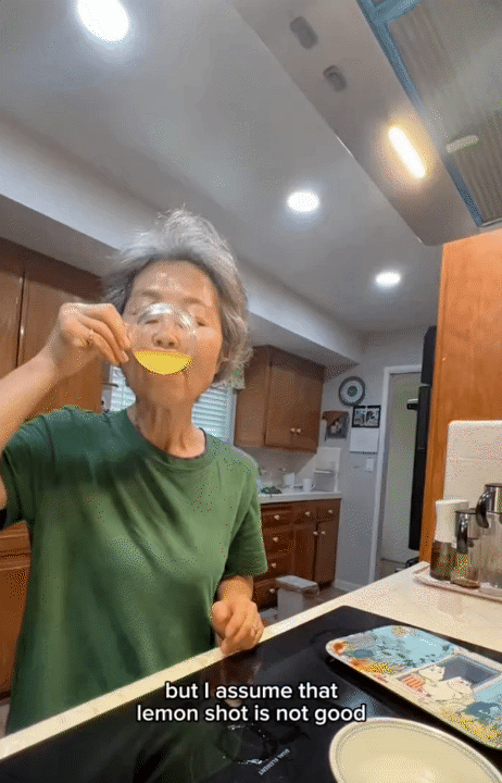 Mê mẩn làn da tuổi U70 của mẹ tôi: Bí quyết được cất trong tủ lạnh, sáng nào bà cũng mang ra dùng- Ảnh 10.