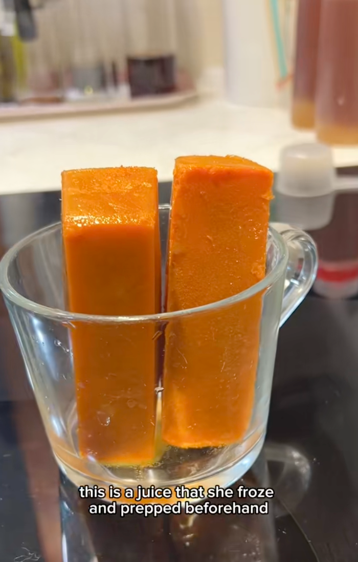 Mê mẩn làn da tuổi U70 của mẹ tôi: Bí quyết được cất trong tủ lạnh, sáng nào bà cũng mang ra dùng- Ảnh 12.