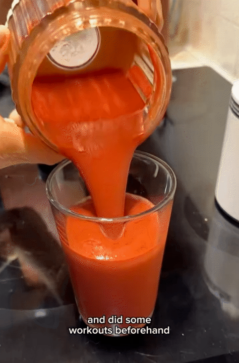 Mê mẩn làn da tuổi U70 của mẹ tôi: Bí quyết được cất trong tủ lạnh, sáng nào bà cũng mang ra dùng- Ảnh 14.