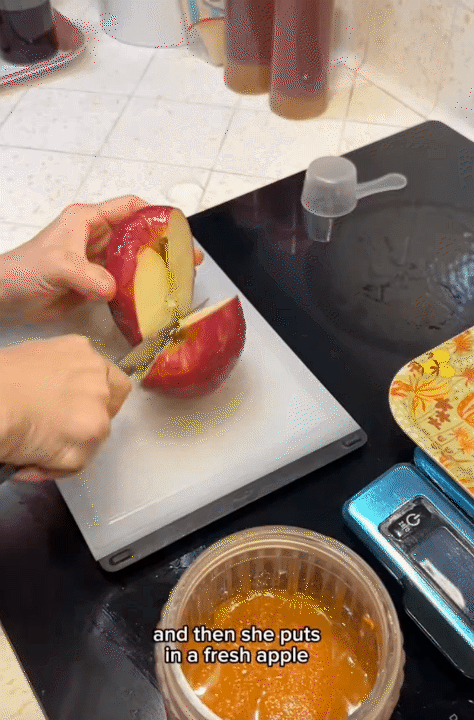 Mê mẩn làn da tuổi U70 của mẹ tôi: Bí quyết được cất trong tủ lạnh, sáng nào bà cũng mang ra dùng- Ảnh 13.