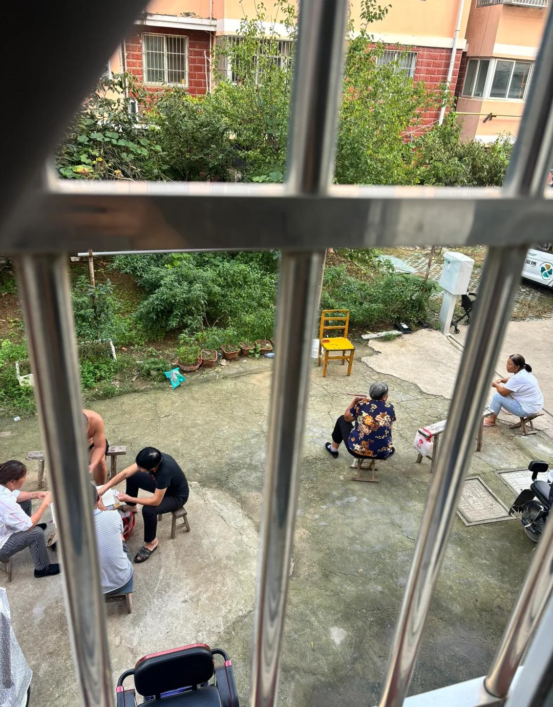 Tôi mất gần 40 triệu chỉ sau một trận mưa: Bài học đắt giá khi mua căn hộ tầng một vì tưởng "rẻ mà hời"- Ảnh 3. Tôi mất gần 40 triệu chỉ sau một trận mưa: Bài học đắt giá khi mua căn hộ tầng một vì tưởng "rẻ mà hời"- Ảnh 3.