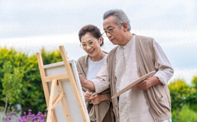 Đừng chờ già mới hối hận: 4 điều phải làm ngay từ tuổi 55 để về hưu không phải sống nhờ, sống gửi- Ảnh 1. Đừng chờ già mới hối hận: 4 điều phải làm ngay từ tuổi 55 để về hưu không phải sống nhờ, sống gửi- Ảnh 1.