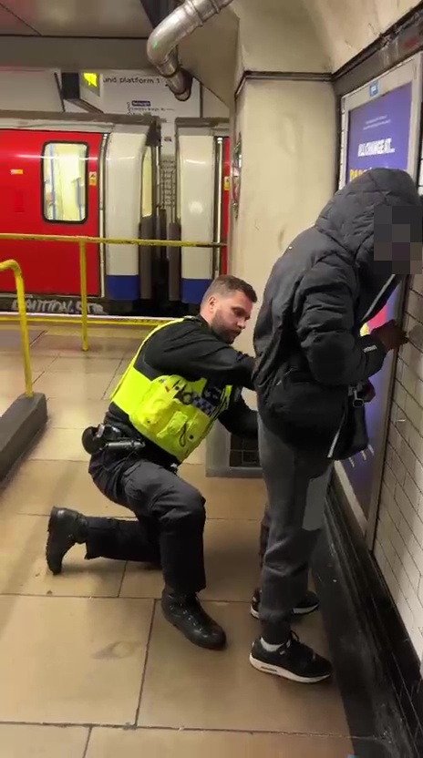 Nghiệp báo tức thì: Vừa thò tay móc túi, tên trộm bị “quật ngã sấp mặt” bởi… nhà vô địch Jiu-jitsu- Ảnh 4. Nghiệp báo tức thì: Vừa thò tay móc túi, tên trộm bị “quật ngã sấp mặt” bởi… nhà vô địch Jiu-jitsu- Ảnh 4.