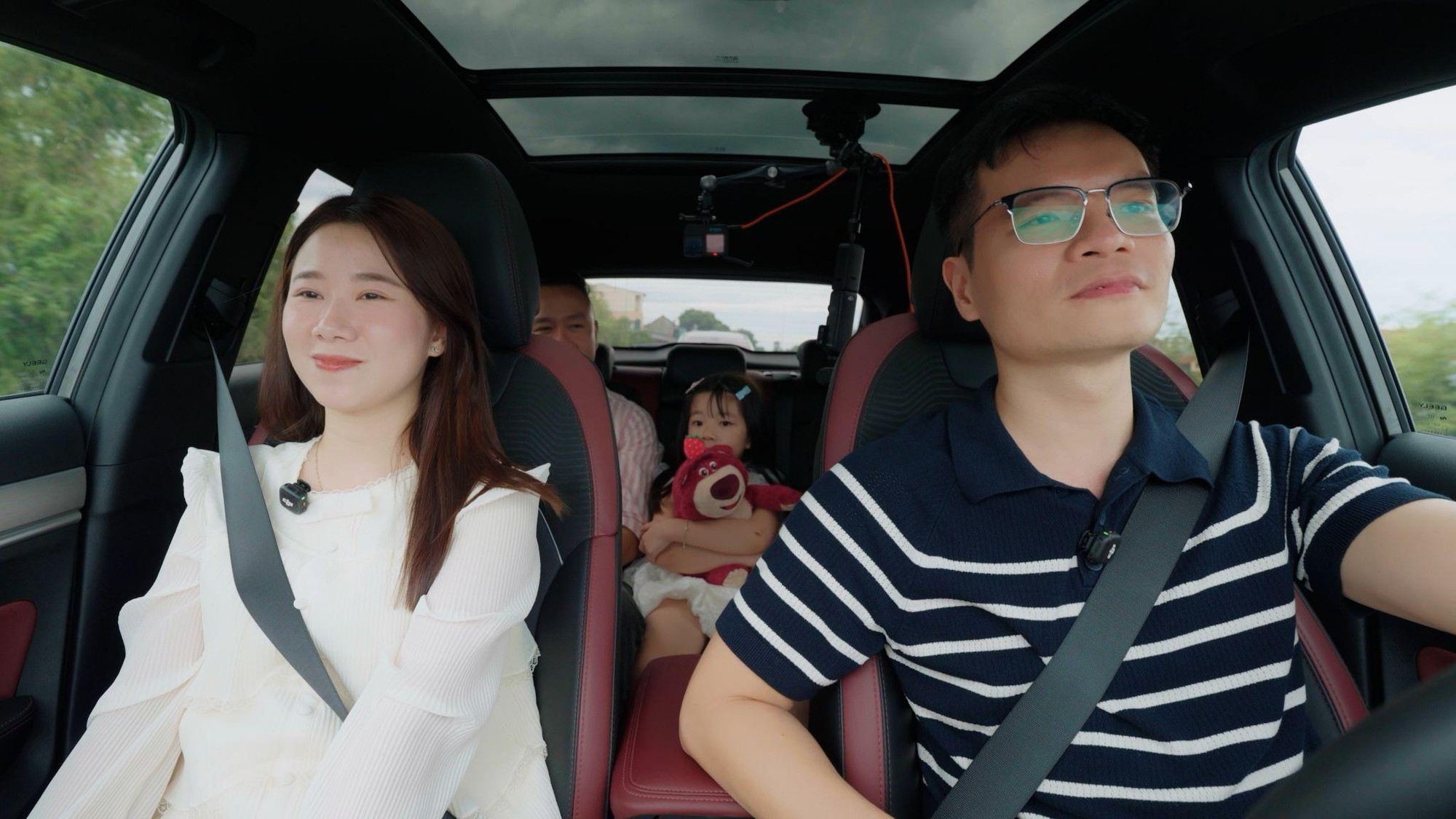 2 lần vượt định kiến, 3 ngày chạy thử, gia đình trẻ Hà Nội “chốt” Geely Coolray lướt vì quá ưng- Ảnh 2. 2 lần vượt định kiến, 3 ngày chạy thử, gia đình trẻ Hà Nội “chốt” Geely Coolray lướt vì quá ưng- Ảnh 2.