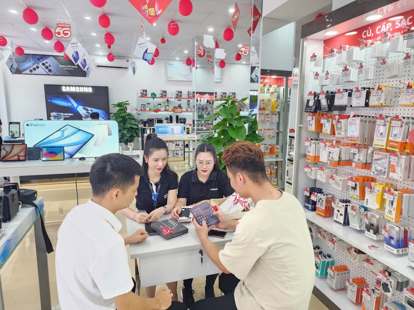 Khi công nghệ gập mở định hình phong cách lãnh đạo mới tại Viettel Store- Ảnh 2. Khi công nghệ gập mở định hình phong cách lãnh đạo mới tại Viettel Store- Ảnh 2.