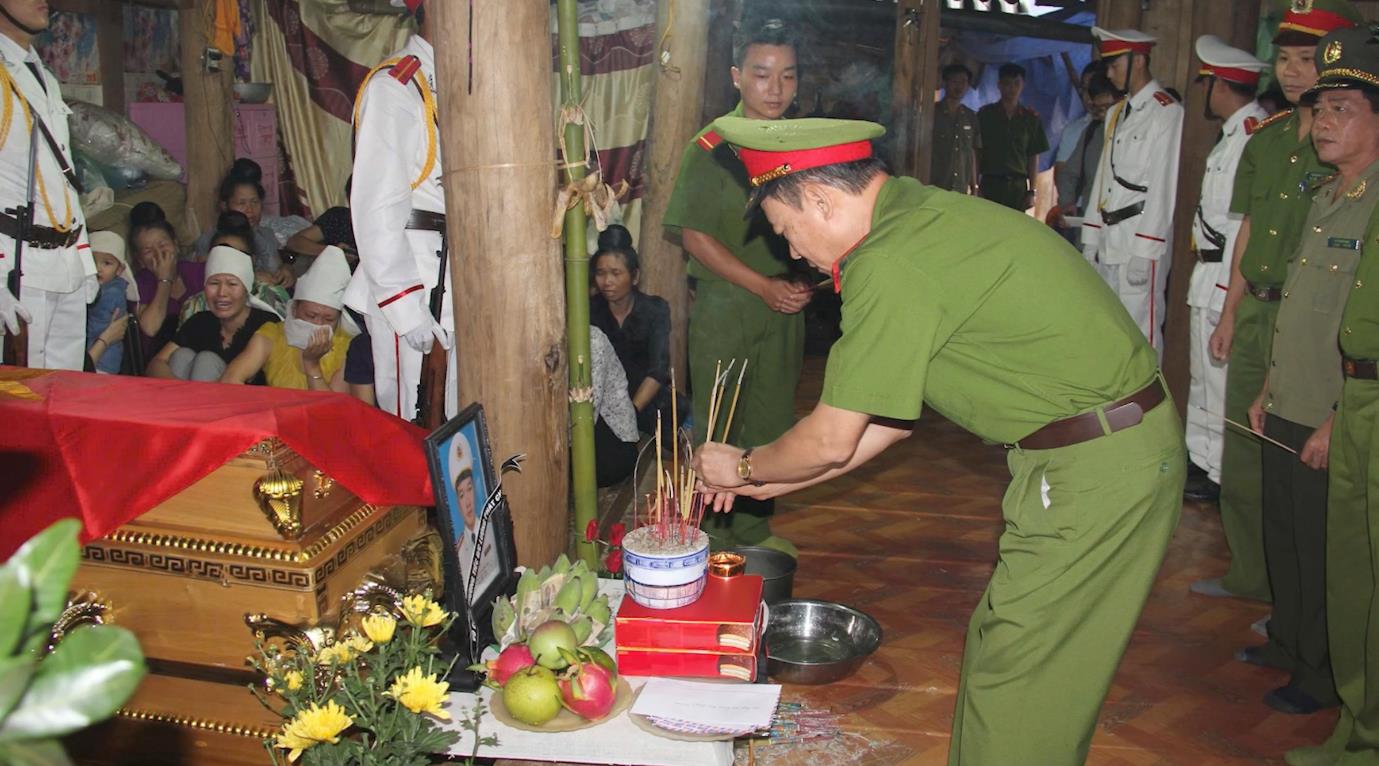 Câu chuyện của Trung tướng Mai Hoàng và mẹ trong Chiến Sĩ Quả Cảm đã truyền cảm hứng cho giới trẻ- Ảnh 3. Câu chuyện của Trung tướng Mai Hoàng và mẹ trong Chiến Sĩ Quả Cảm đã truyền cảm hứng cho giới trẻ- Ảnh 3.