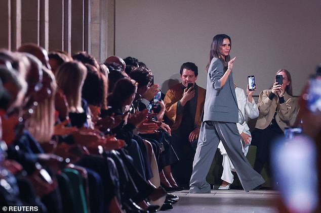 Chưa thấy đôi nào bên nhau 25 năm vẫn tình như David với Victoria Beckham, nhìn ánh mắt Harper bên cạnh là đủ hiểu- Ảnh 3.