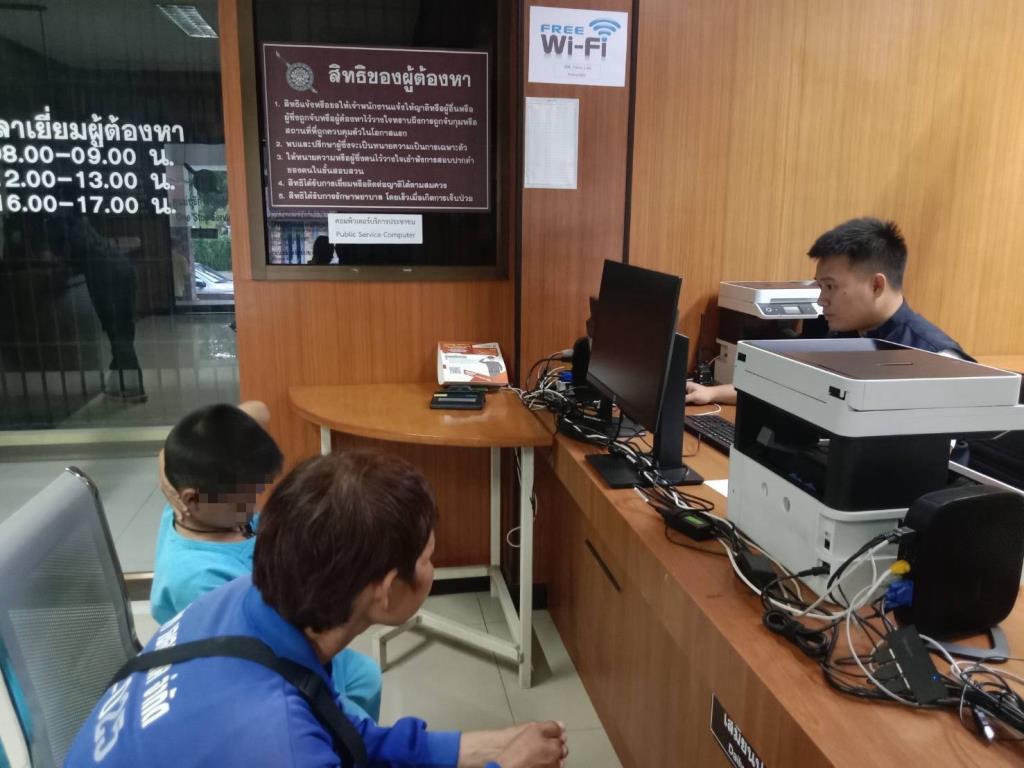 Bé trai 7 tuổi bị cô giáo dùng thước sắt đánh 14 lần vì ăn một viên kẹo - Ảnh 2.