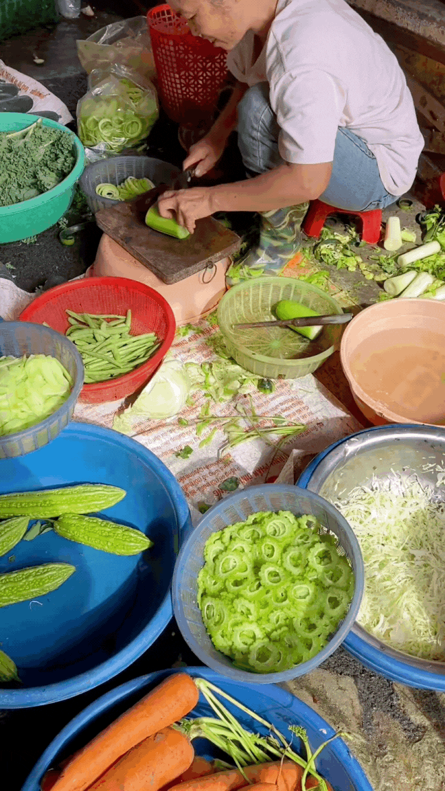 Chị bán rau trên TikTok đưa thái bí lên tầm nghệ thuật, “pháp sư Trung Hoa” cũng phải gọi bằng điện thoại- Ảnh 6.