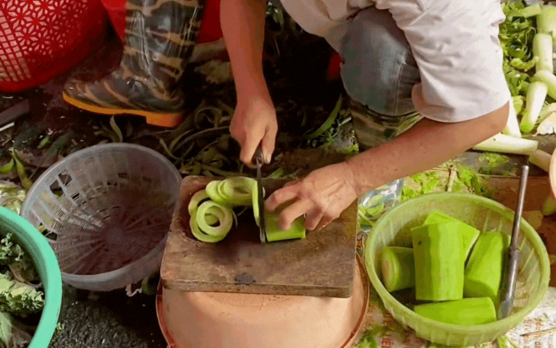 Chị bán rau trên TikTok đưa thái bí lên tầm nghệ thuật, “pháp sư Trung Hoa” cũng phải gọi bằng điện thoại- Ảnh 1.