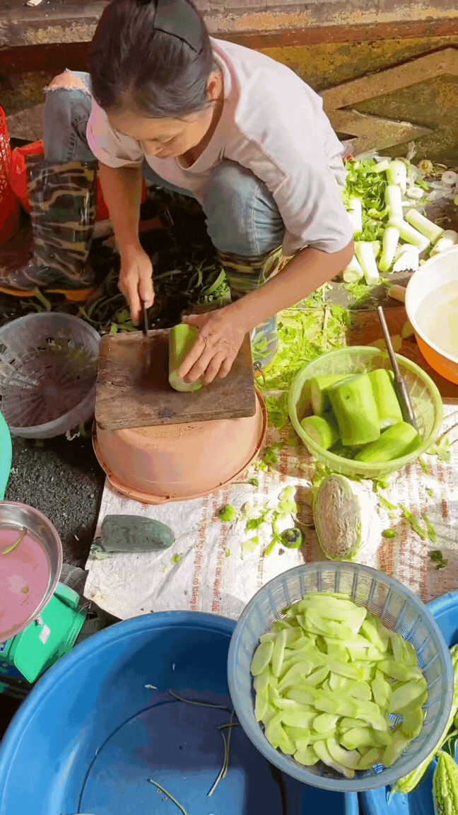 Chị bán rau trên TikTok đưa thái bí lên tầm nghệ thuật, “pháp sư Trung Hoa” cũng phải gọi bằng điện thoại- Ảnh 2.