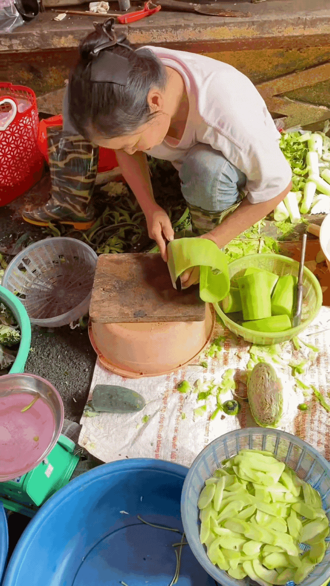 Chị bán rau trên TikTok đưa thái bí lên tầm nghệ thuật, “pháp sư Trung Hoa” cũng phải gọi bằng điện thoại- Ảnh 3.