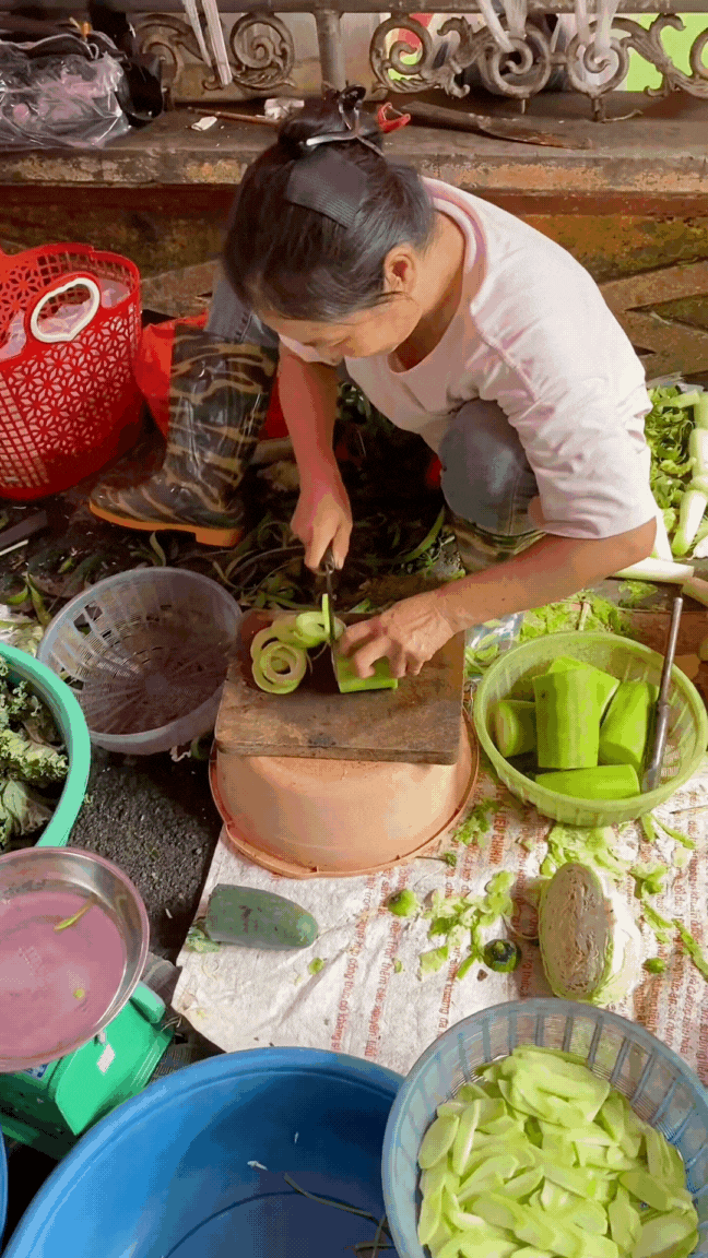 Chị bán rau trên TikTok đưa thái bí lên tầm nghệ thuật, “pháp sư Trung Hoa” cũng phải gọi bằng điện thoại- Ảnh 5.