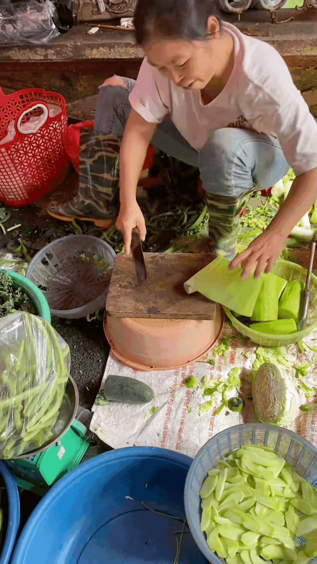 Chị bán rau trên TikTok đưa thái bí lên tầm nghệ thuật, “pháp sư Trung Hoa” cũng phải gọi bằng điện thoại- Ảnh 4.