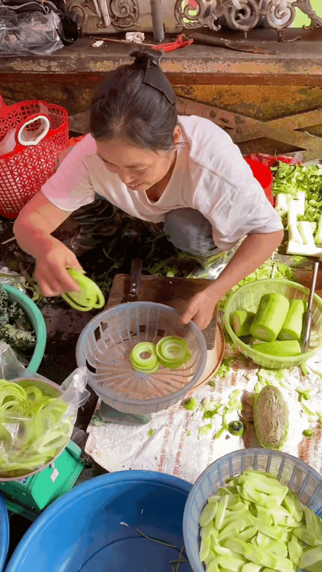 Chị bán rau trên TikTok đưa thái bí lên tầm nghệ thuật, “pháp sư Trung Hoa” cũng phải gọi bằng điện thoại- Ảnh 7.