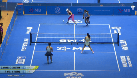 Đỉnh cao pickleball là đây: 4 cô gái "phẩy vợt", hàng nghìn khán giả phải vỗ tay rần rần- Ảnh 1.