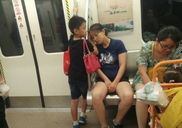 Nhìn bức ảnh cậu bé trên tàu điện ngầm, nhiều người “tiên tri”: Sau này con nhất định sẽ “giàu có” - Ảnh 1.
