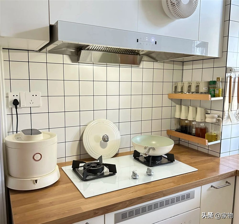 Căn bếp 3,5m² chữ U đang viral: Nhỏ xíu mà "ăn đứt" bếp lớn, sắp xếp đỉnh cao khiến dân mạng bùng nổ- Ảnh 2.