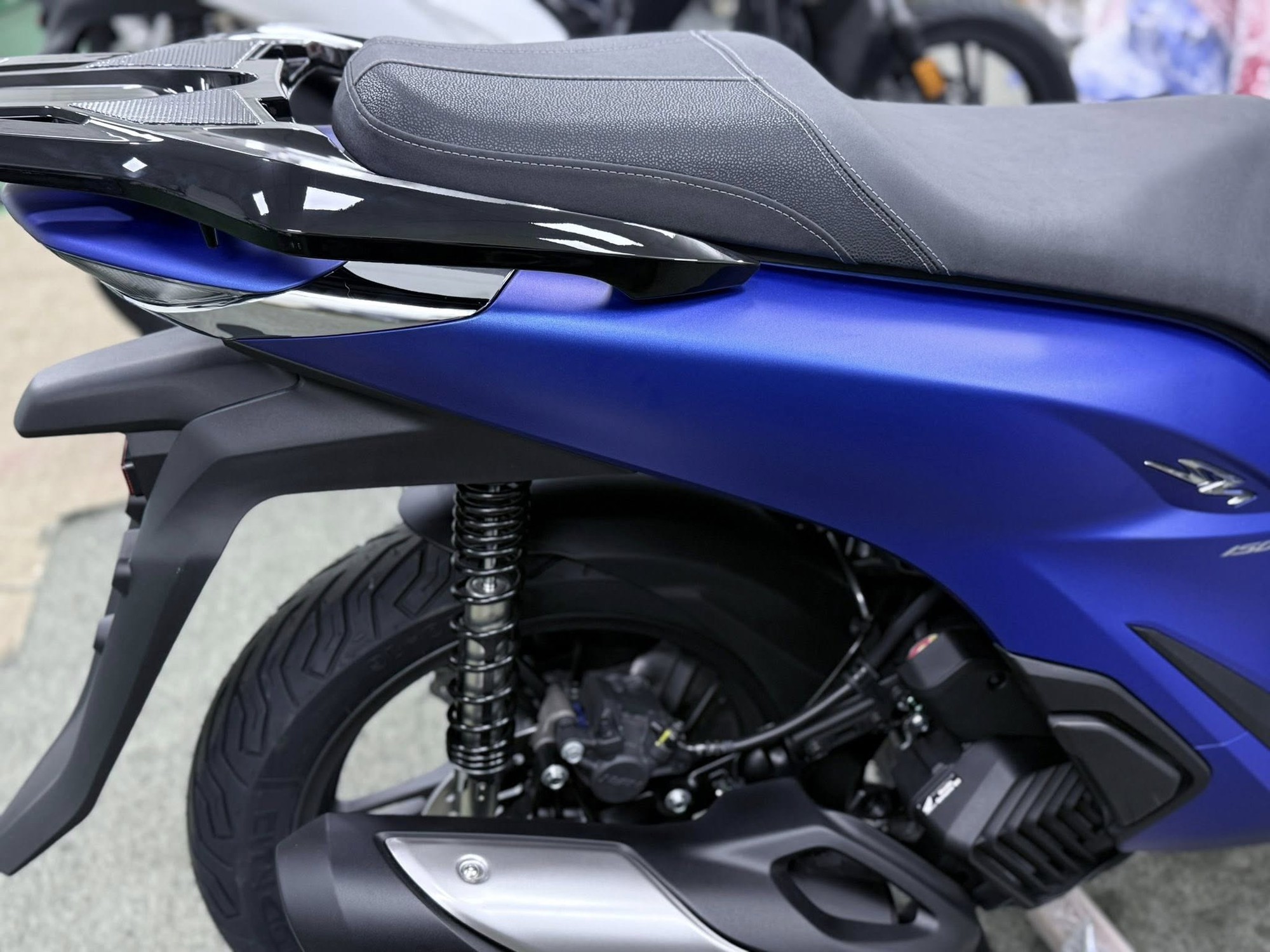 Xe tay ga Honda nhiều người mê vừa về màu mới cực đẹp, đi gần 45km hết 1 lít xăng, phanh ABS trước-sau- Ảnh 6.