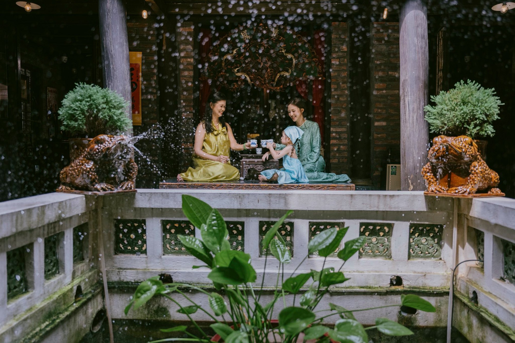 Pam Yêu Ơi cười tít khi được bà ngoại và mẹ đưa đi chơi Trung thu ở một nơi đặc biệt- Ảnh 2.