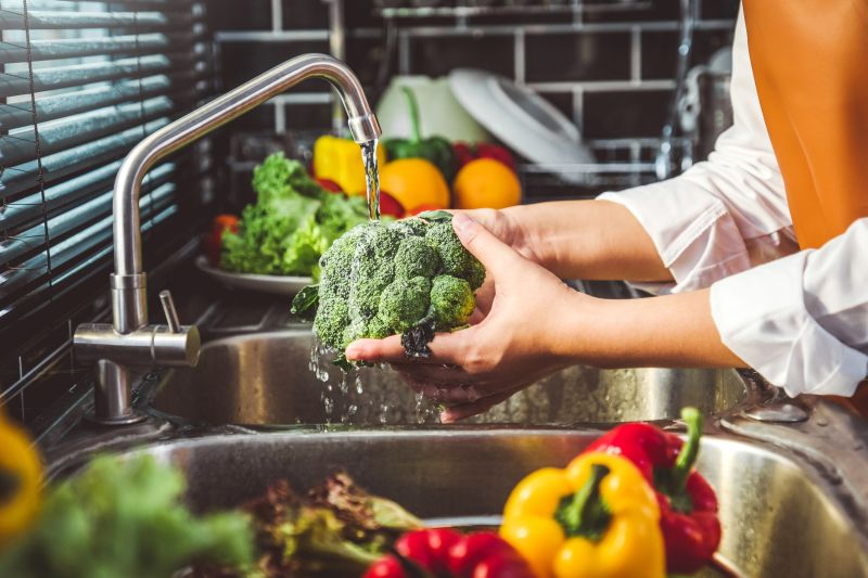 6 sai lầm trong nhà bếp gây nhiễm khuẩn E. Coli, thời tiết mưa bão càng tăng nguy cơ tiêu chảy mạnh- Ảnh 2.