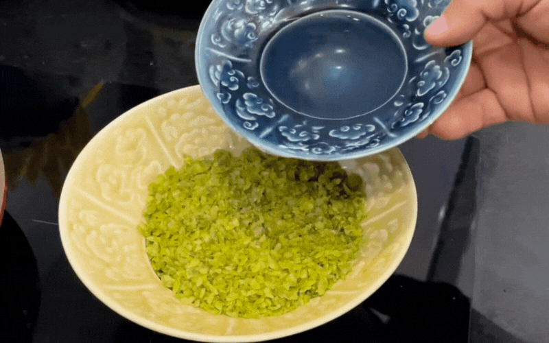 Hương sắc thu tròn đầy hơn với món cốm xào của đầu bếp Trần Trung Hiếu: Bí quyết dẻo thơm, xanh mướt, ăn là mê- Ảnh 2.