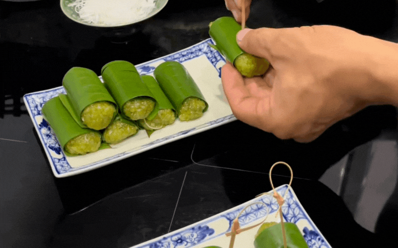 Hương sắc thu tròn đầy hơn với món cốm xào của đầu bếp Trần Trung Hiếu: Bí quyết dẻo thơm, xanh mướt, ăn là mê- Ảnh 14.