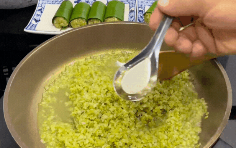 Hương sắc thu tròn đầy hơn với món cốm xào của đầu bếp Trần Trung Hiếu: Bí quyết dẻo thơm, xanh mướt, ăn là mê- Ảnh 6.