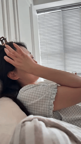 Á hậu Phương Nga khóc nức nở khi thấy Bình An đau đớn vì chấn thương thể thao- Ảnh 1.