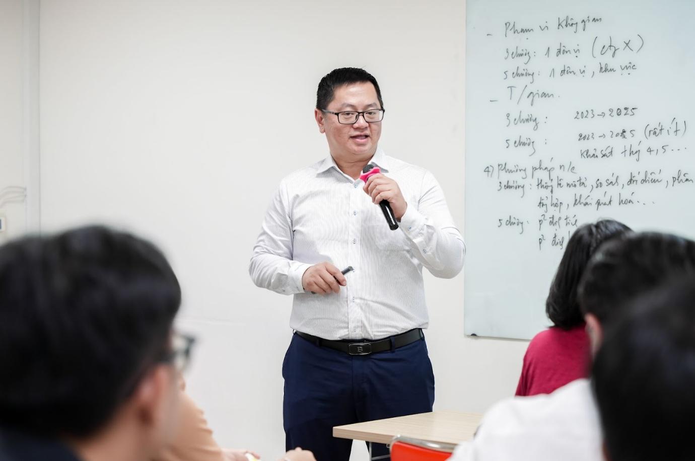 Chọn thạc sĩ Tài chính - ngân hàng theo hướng ứng dụng để tạo giá trị nghề nghiệp- Ảnh 3.