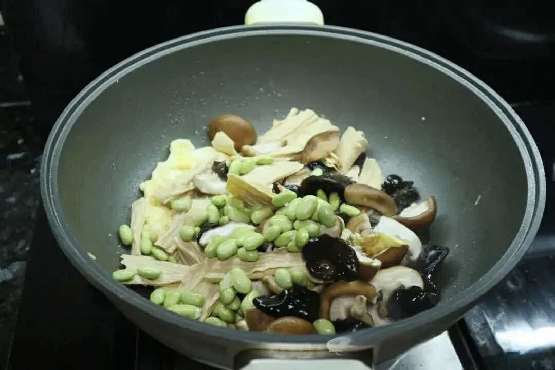 Trời mưa, ngập hãy nấu ngay món này: Toàn nguyên liệu rẻ tiền mà hương vị tuyệt ngon ăn cùng cơm hay bún đều hợp- Ảnh 5.
