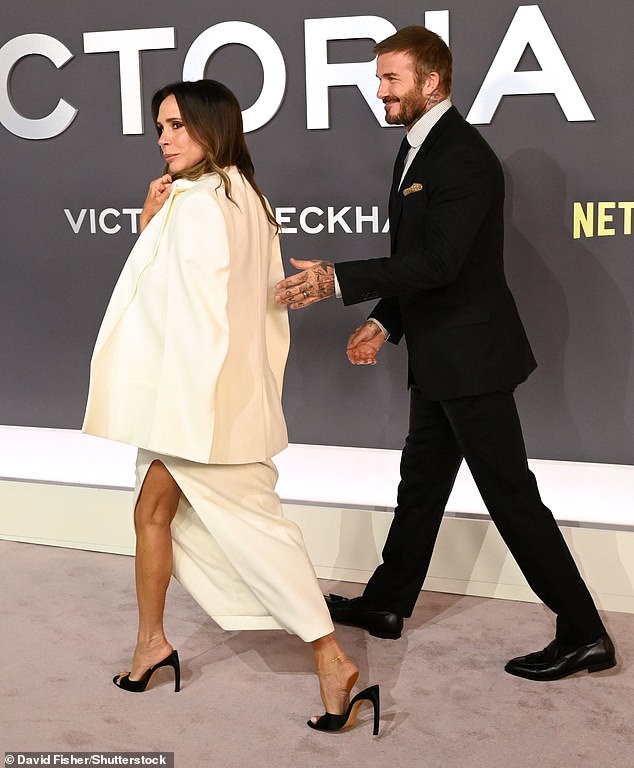Bức ảnh gia đình Beckham không trọn vẹn.- Ảnh 4.