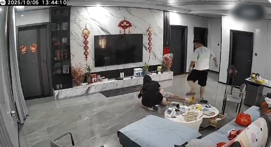 Clip chồng đánh con gái riêng của vợ tàn bạo, trích xuất camera phòng khách gây phẫn nộ- Ảnh 5.