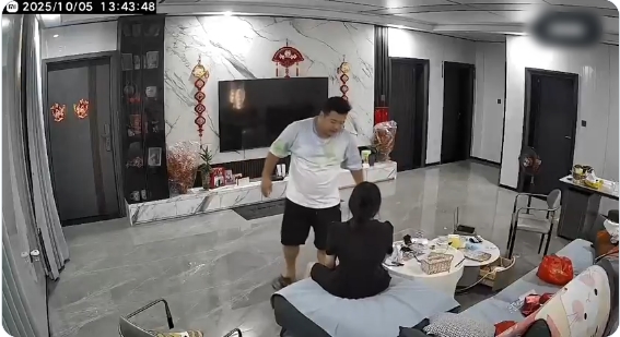 Clip chồng đánh con gái riêng của vợ tàn bạo, trích xuất camera phòng khách gây phẫn nộ- Ảnh 3.