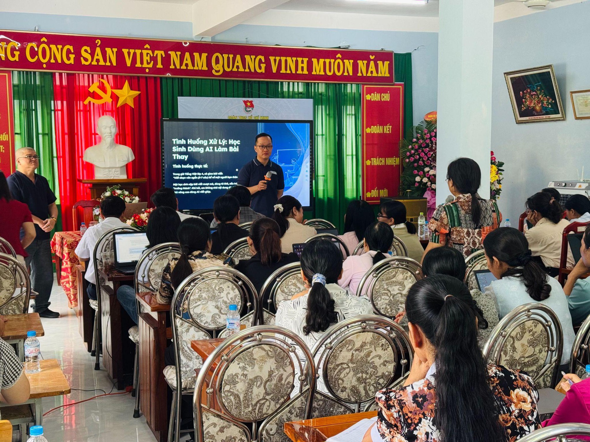 Đưa AI đến gần hơn với giáo viên trên hành trình chuyển đổi số- Ảnh 3.