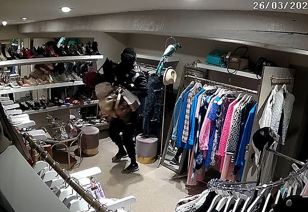 Dàn sao bóng đá phải thuê võ sĩ MMA bảo vệ khi băng đảng tội phạm coi khu nhà triệu phú là “Disneyland”- Ảnh 2. Dàn sao bóng đá phải thuê võ sĩ MMA bảo vệ khi băng đảng tội phạm coi khu nhà triệu phú là “Disneyland”- Ảnh 2.