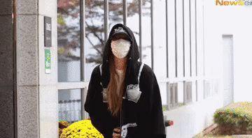 Lisa không ngại, người ngại là người nhìn!- Ảnh 1. Lisa không ngại, người ngại là người nhìn!- Ảnh 1.