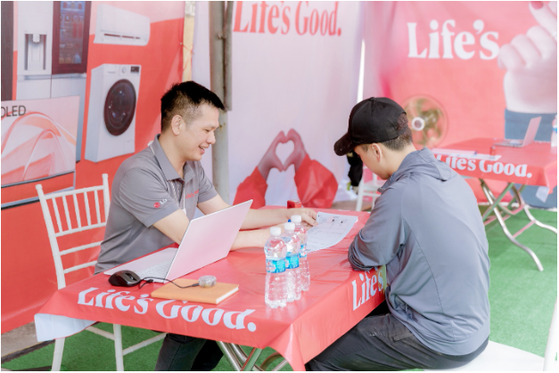 LG hỗ trợ sửa chữa thiết bị, đồng hành cùng người dân sau bão- Ảnh 1.