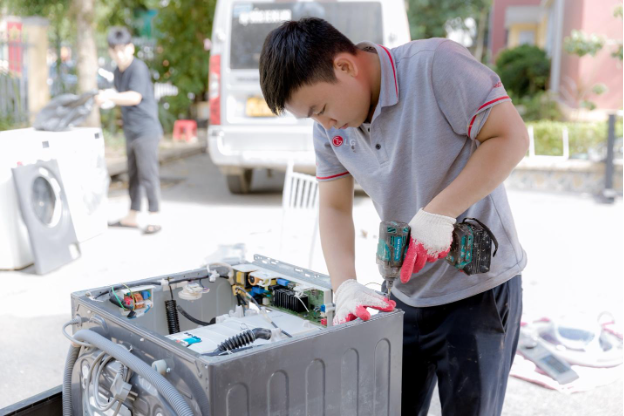 LG hỗ trợ sửa chữa thiết bị, đồng hành cùng người dân sau bão- Ảnh 2.