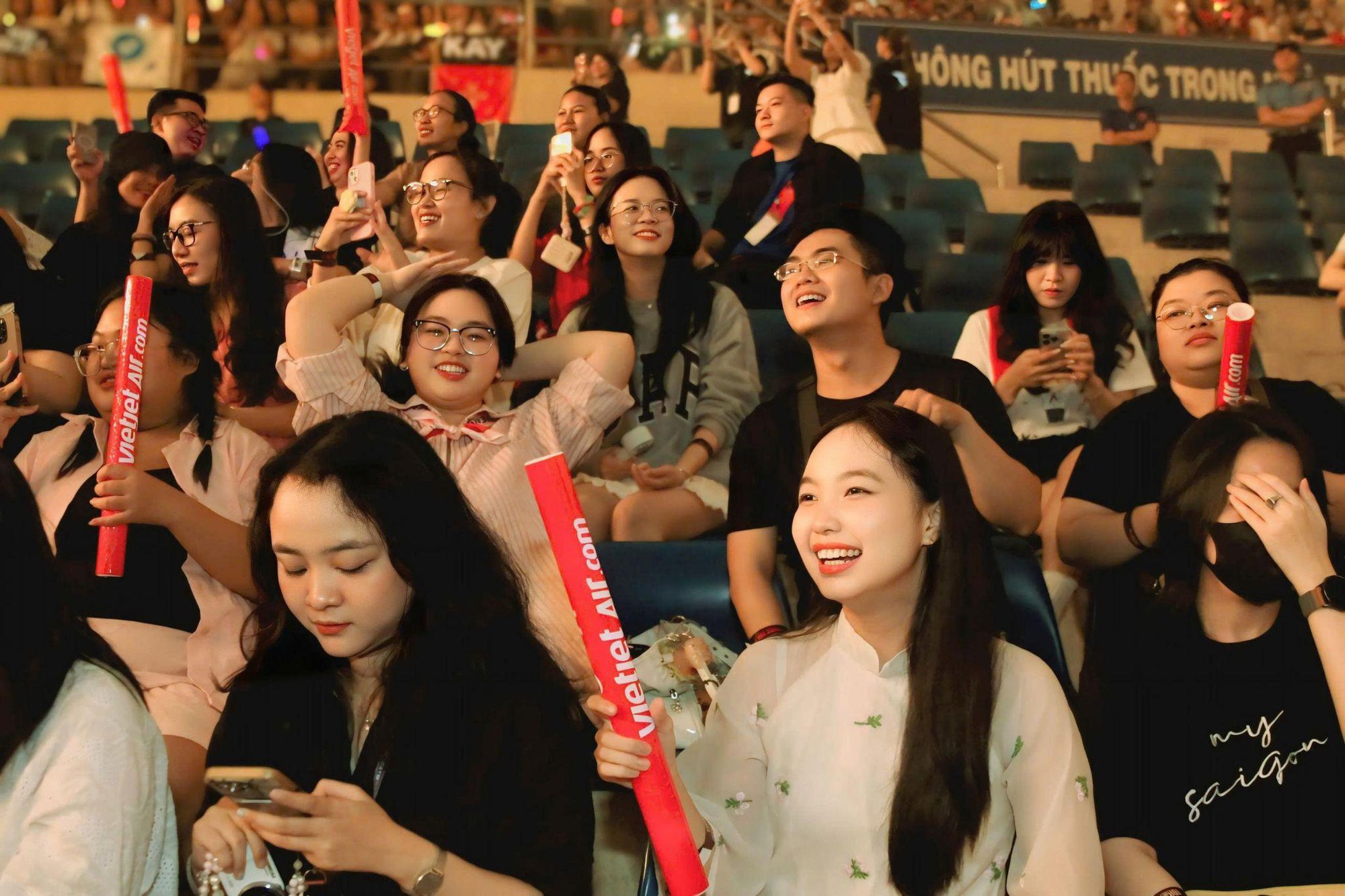 "Gia tộc Anh Tài" hội ngộ, bùng cháy trên sân khấu: Đêm nhạc gây quỹ "Tôi! Người Việt Nam" vỡ òa cảm xúc- Ảnh 11. "Gia tộc Anh Tài" hội ngộ, bùng cháy trên sân khấu: Đêm nhạc gây quỹ "Tôi! Người Việt Nam" vỡ òa cảm xúc- Ảnh 11.