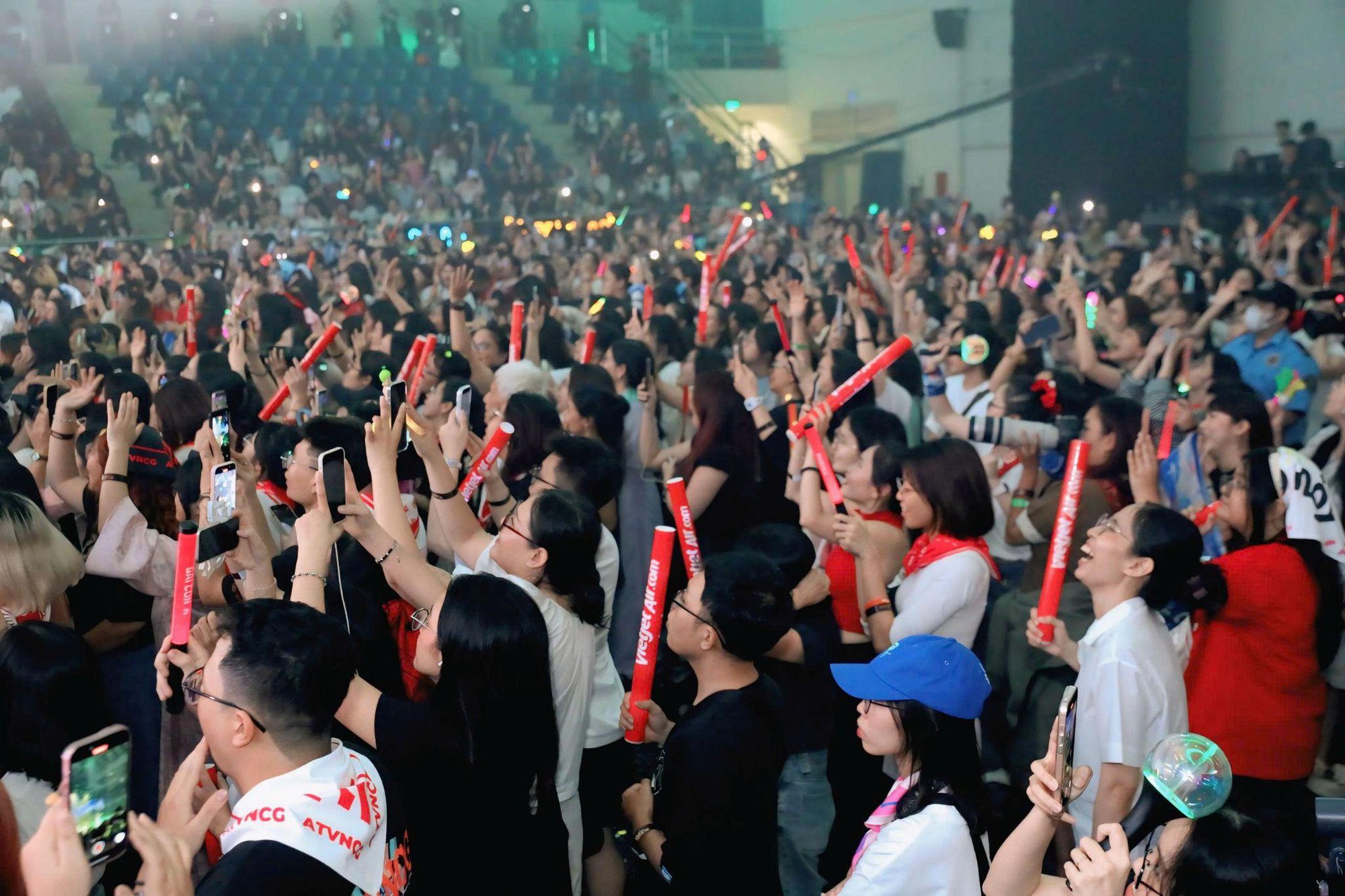 "Gia tộc Anh Tài" hội ngộ, bùng cháy trên sân khấu: Đêm nhạc gây quỹ "Tôi! Người Việt Nam" vỡ òa cảm xúc- Ảnh 12. "Gia tộc Anh Tài" hội ngộ, bùng cháy trên sân khấu: Đêm nhạc gây quỹ "Tôi! Người Việt Nam" vỡ òa cảm xúc- Ảnh 12.