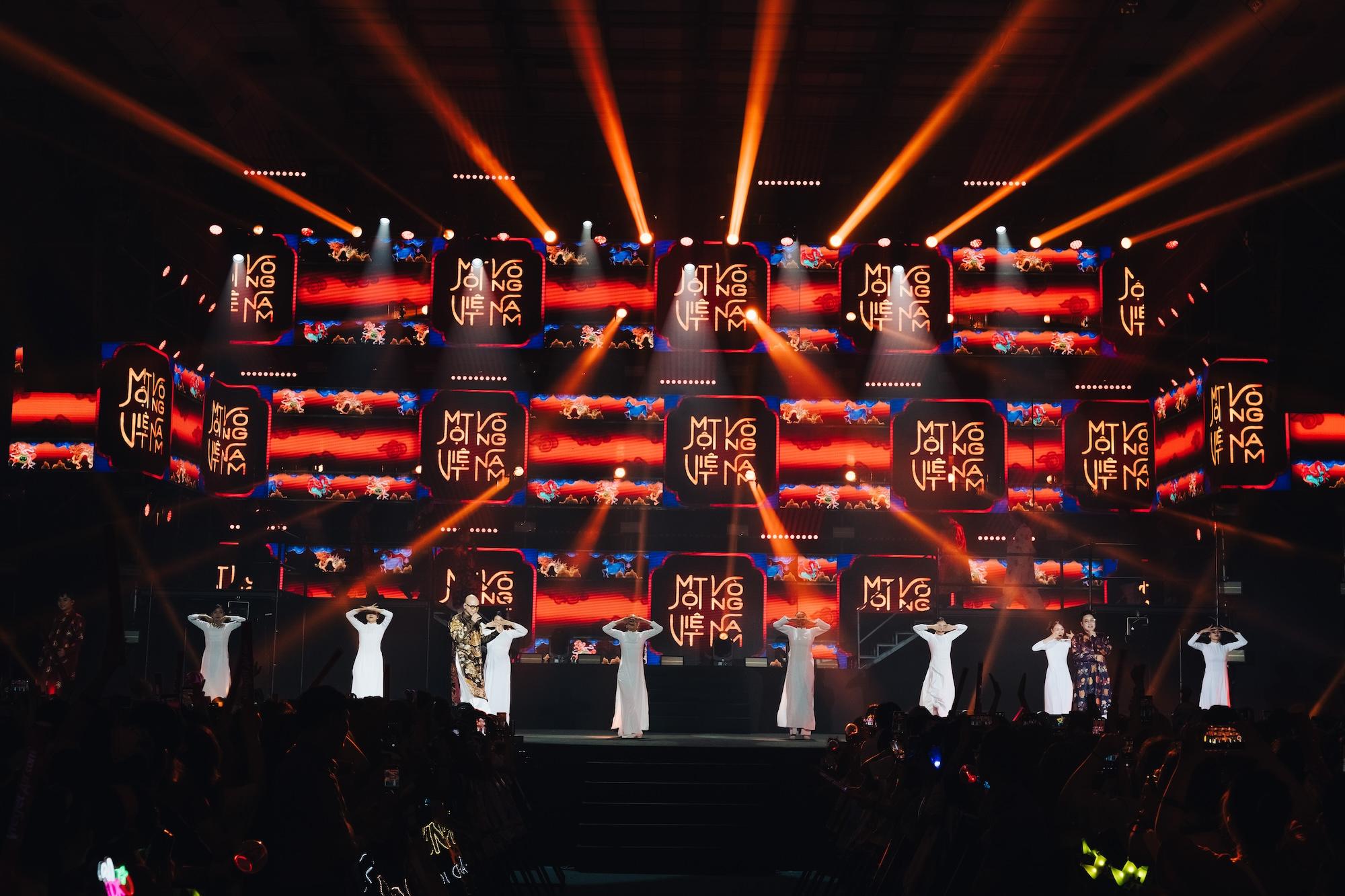 "Gia tộc Anh Tài" hội ngộ, bùng cháy trên sân khấu: Đêm nhạc gây quỹ "Tôi! Người Việt Nam" vỡ òa cảm xúc- Ảnh 13. "Gia tộc Anh Tài" hội ngộ, bùng cháy trên sân khấu: Đêm nhạc gây quỹ "Tôi! Người Việt Nam" vỡ òa cảm xúc- Ảnh 13.