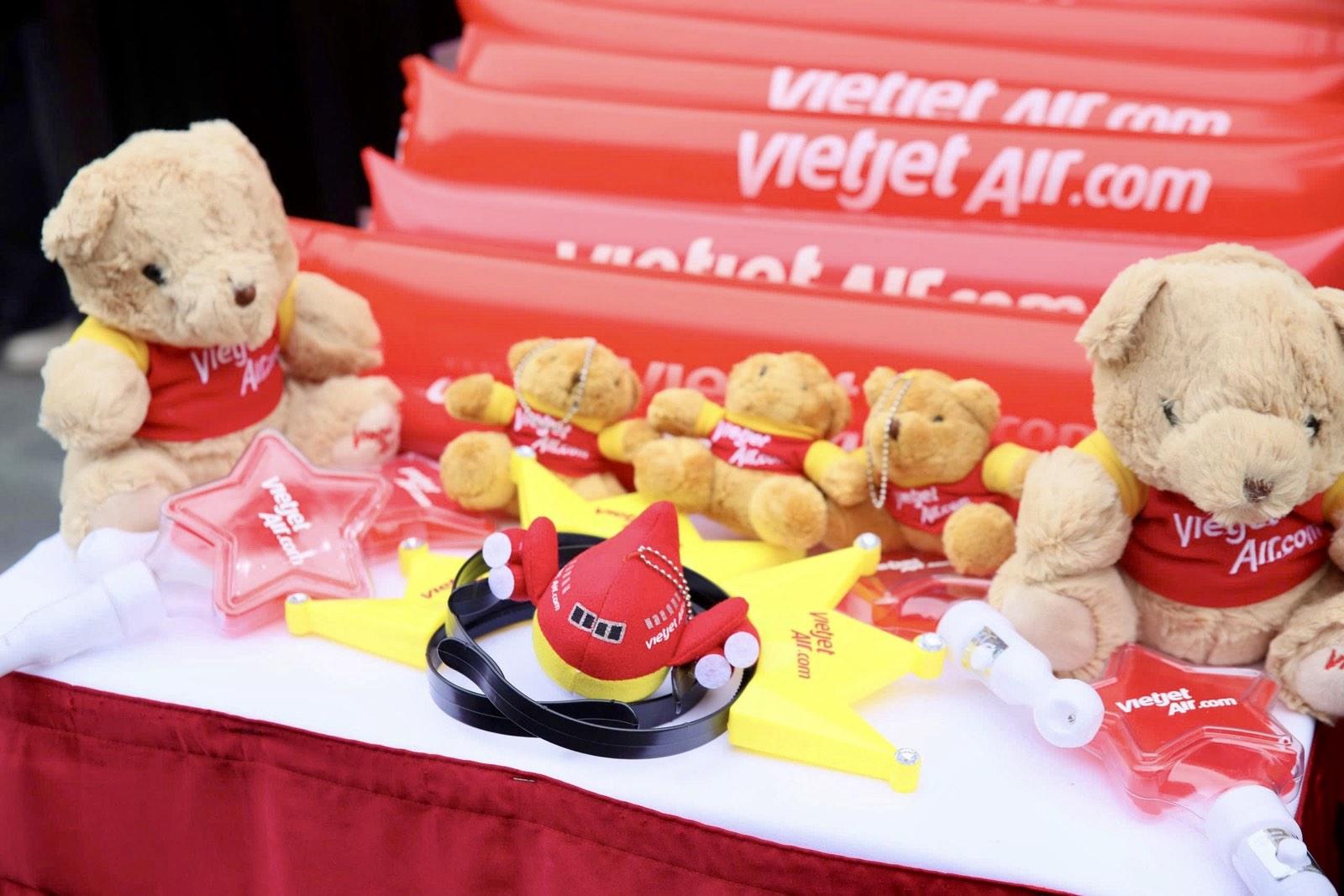 "Gia tộc Anh Tài" hội ngộ, bùng cháy trên sân khấu: Đêm nhạc gây quỹ "Tôi! Người Việt Nam" vỡ òa cảm xúc- Ảnh 3. "Gia tộc Anh Tài" hội ngộ, bùng cháy trên sân khấu: Đêm nhạc gây quỹ "Tôi! Người Việt Nam" vỡ òa cảm xúc- Ảnh 3.