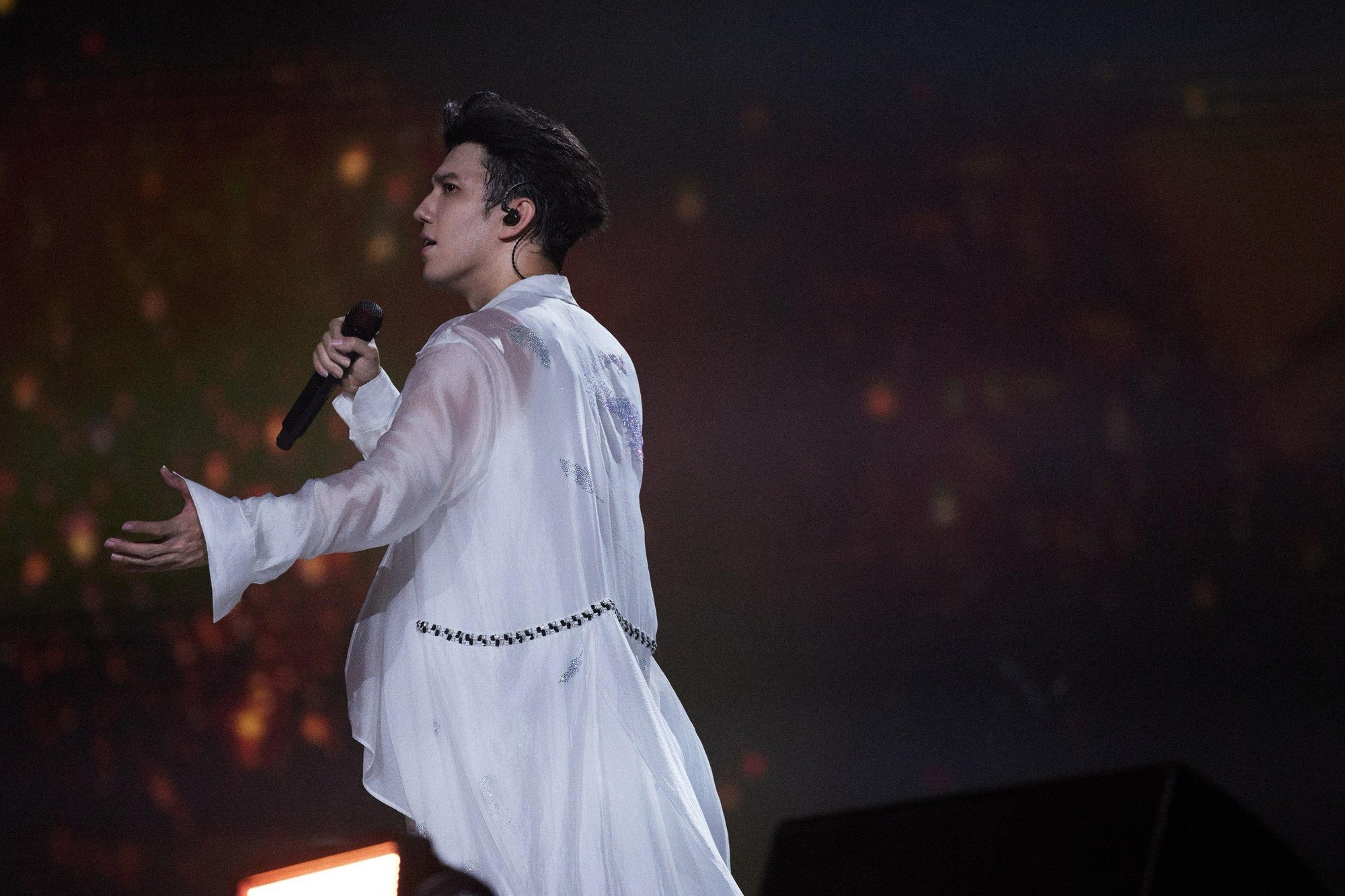 Dimash Kudaibergen: Tại sao cả thế giới “phát cuồng” trước một giọng hát?- Ảnh 3. Dimash Kudaibergen: Tại sao cả thế giới “phát cuồng” trước một giọng hát?- Ảnh 3.
