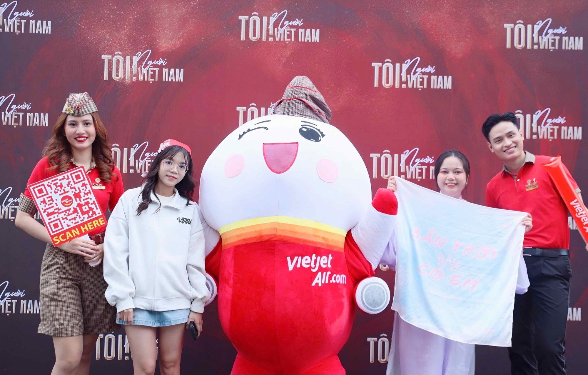 "Gia tộc Anh Tài" hội ngộ, bùng cháy trên sân khấu: Đêm nhạc gây quỹ "Tôi! Người Việt Nam" vỡ òa cảm xúc- Ảnh 4. "Gia tộc Anh Tài" hội ngộ, bùng cháy trên sân khấu: Đêm nhạc gây quỹ "Tôi! Người Việt Nam" vỡ òa cảm xúc- Ảnh 4.