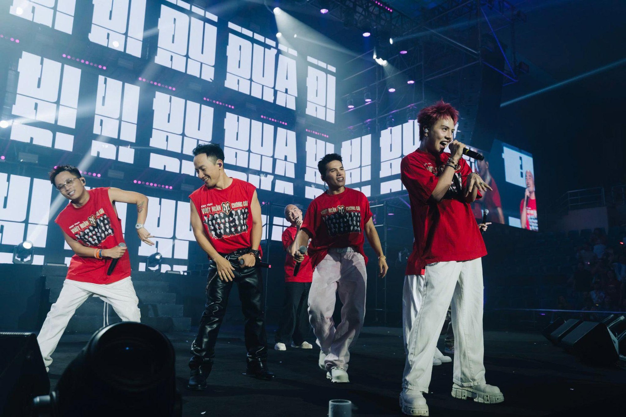 "Gia tộc Anh Tài" hội ngộ, bùng cháy trên sân khấu: Đêm nhạc gây quỹ "Tôi! Người Việt Nam" vỡ òa cảm xúc- Ảnh 7. "Gia tộc Anh Tài" hội ngộ, bùng cháy trên sân khấu: Đêm nhạc gây quỹ "Tôi! Người Việt Nam" vỡ òa cảm xúc- Ảnh 7.